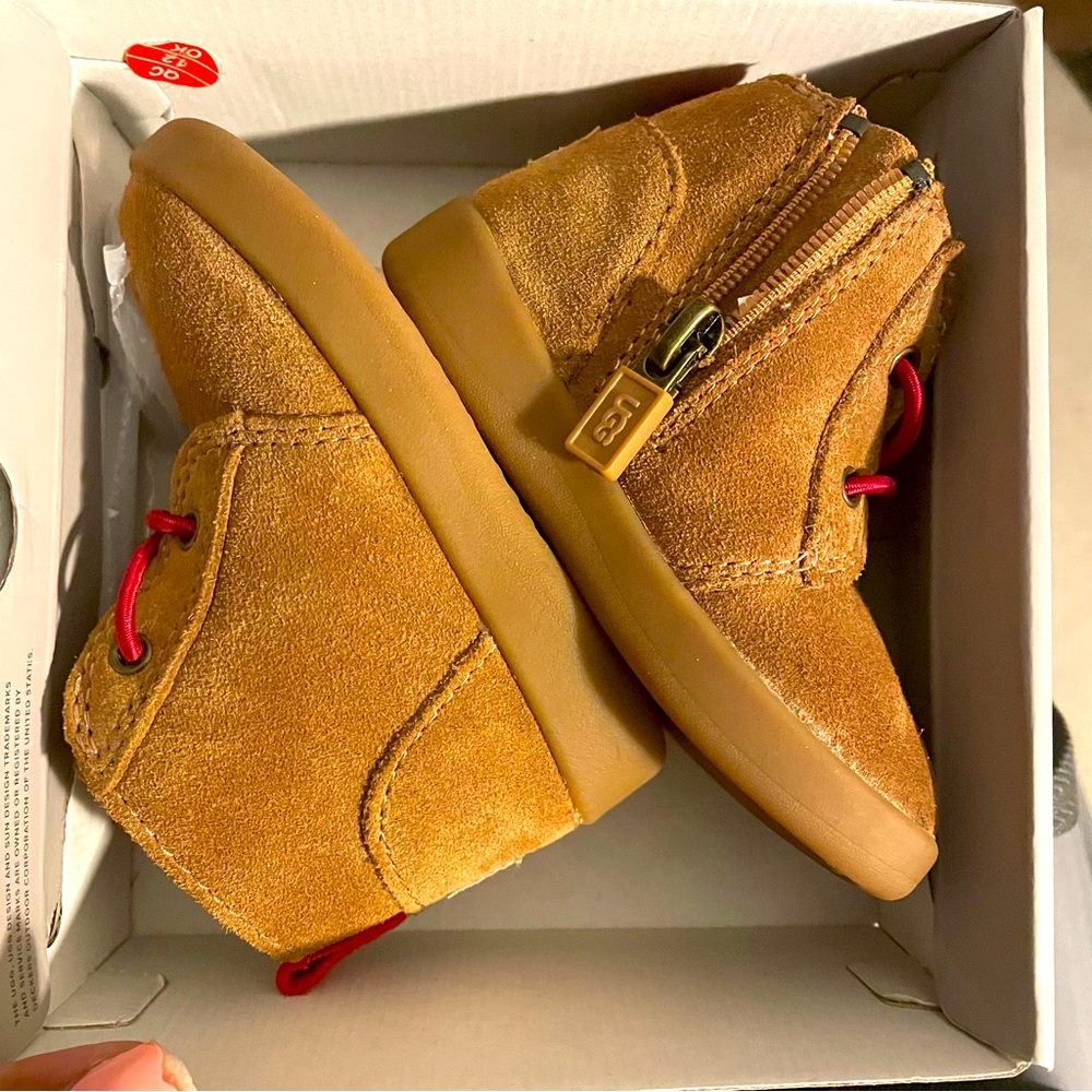 UGG Unisex-Child Kristjan Chukka Boot size 4/5